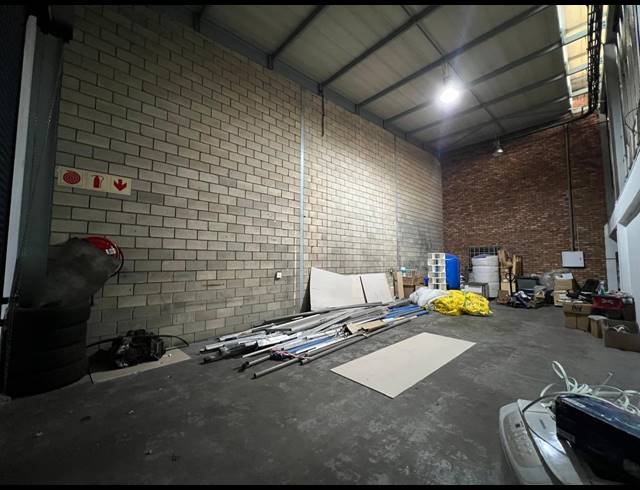 301M² WAREHOUSE TO LET IN STRIJDOMPARK